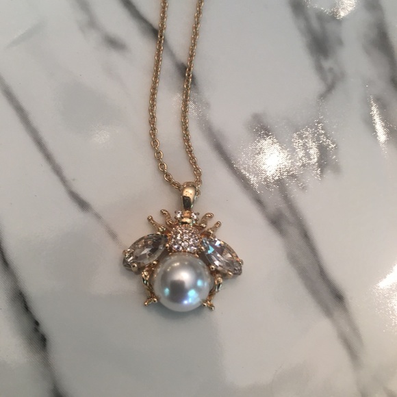 🐝SOLD🐝Banana Republic Bee Necklace🐝 - Picture 2 of 5